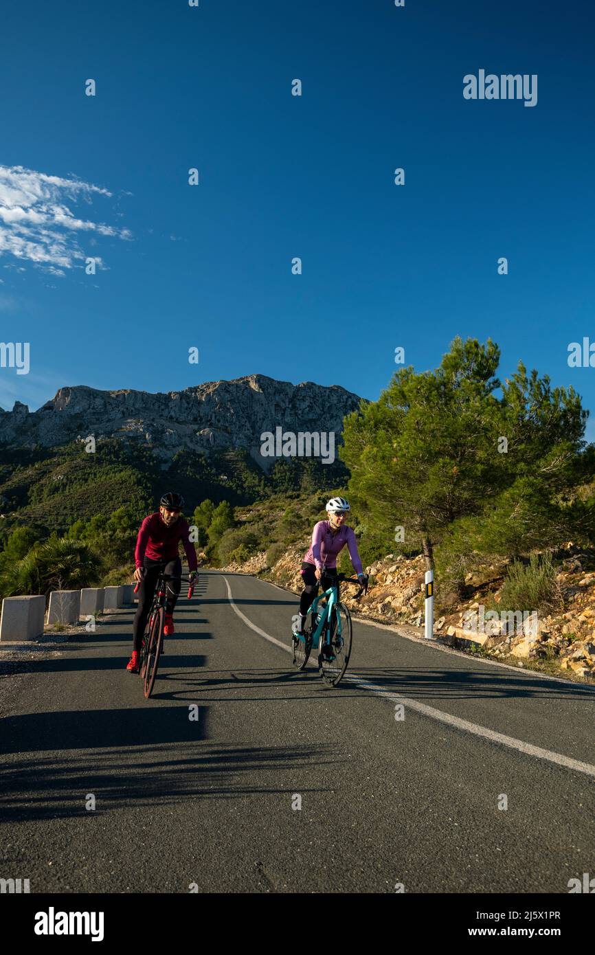 Die Hügel in und um Calpe Dorf mit Bernia Berg im Hintergrund, Bereich sehr beliebt bei Radfahrern, Costa Blanca, Alicante, Spanien Stockfoto