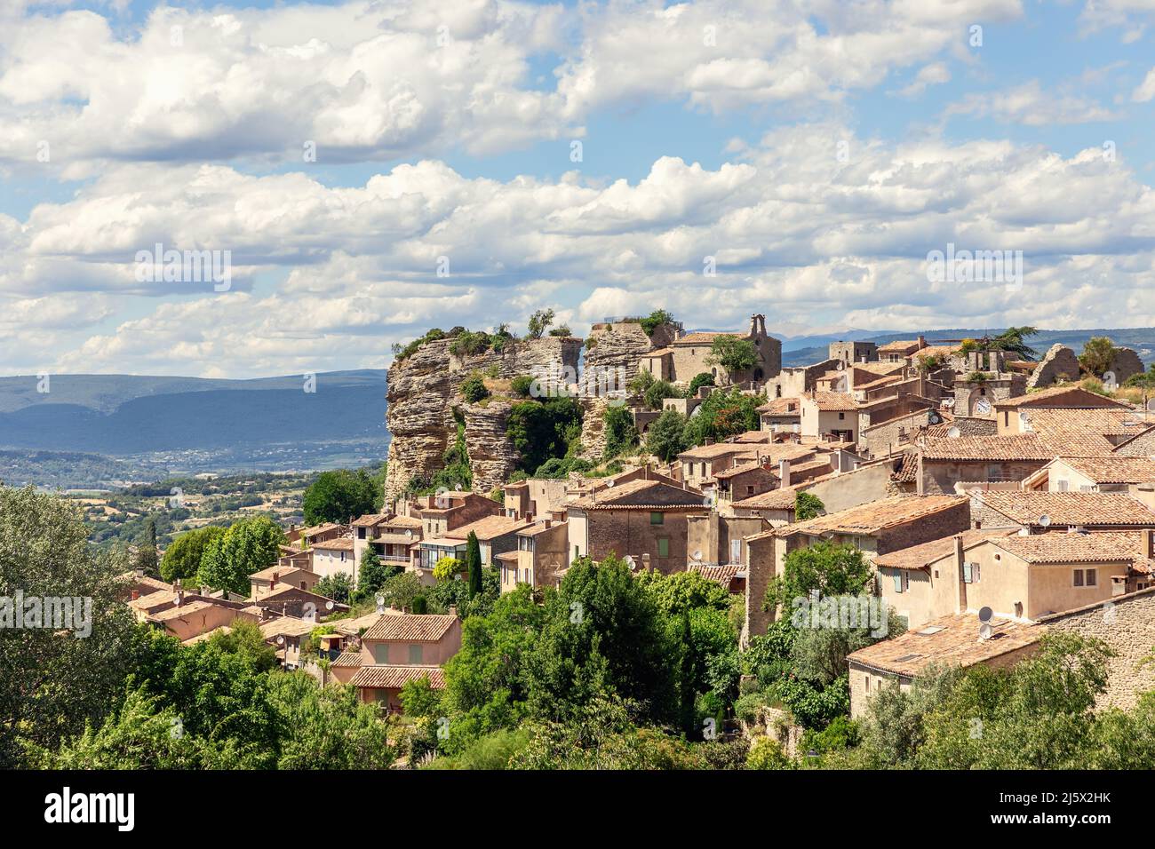 Gesamtansicht der antiken Stadt Saignon auf dem markanten Bellevue-Felsen über dem Calavon-Tal, Vaucluse, Provence, Alpes, Cote d'Azur, Frankreich Stockfoto