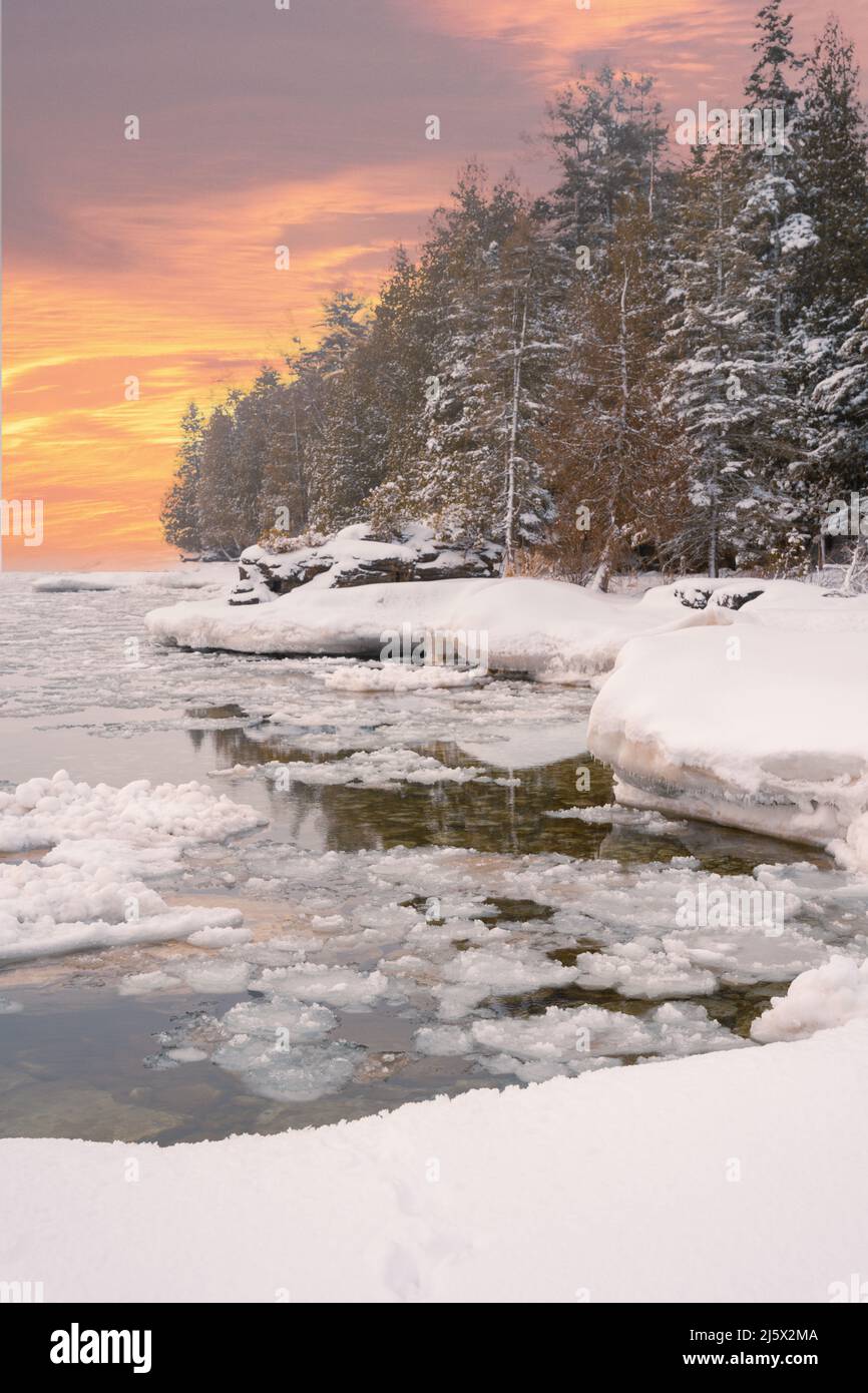 Toft Point ist ein landschaftlich reizvoller Naturraum in der Nähe von Baileys Harbour in Door County Wisconsin. Door County ist ein sehr beliebtes Touristenziel. Stockfoto