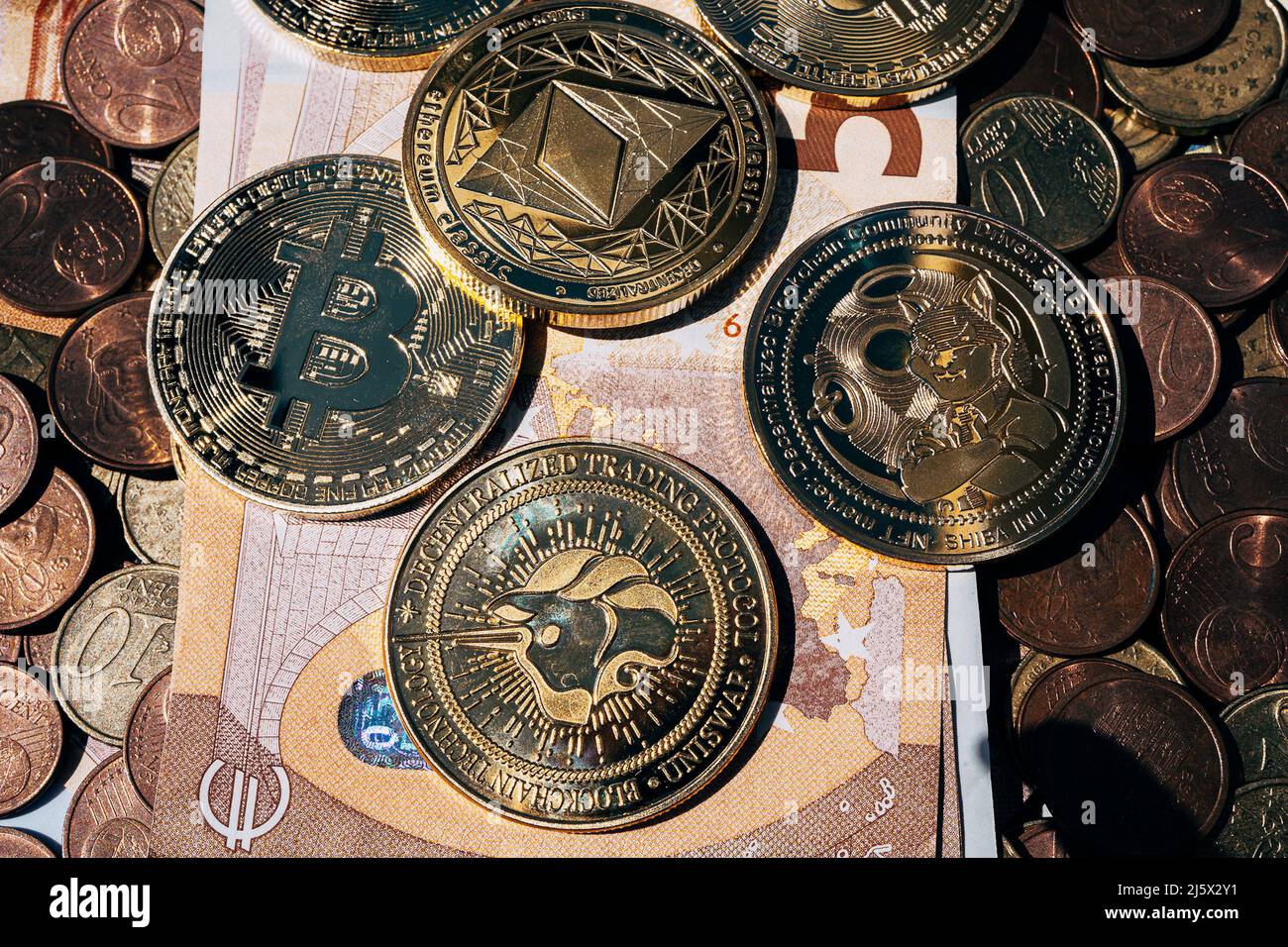 Nahaufnahme von Euro-Banknoten und Kryptowährungsmünzen auf Eurocent. Hochwertige Fotos Stockfoto