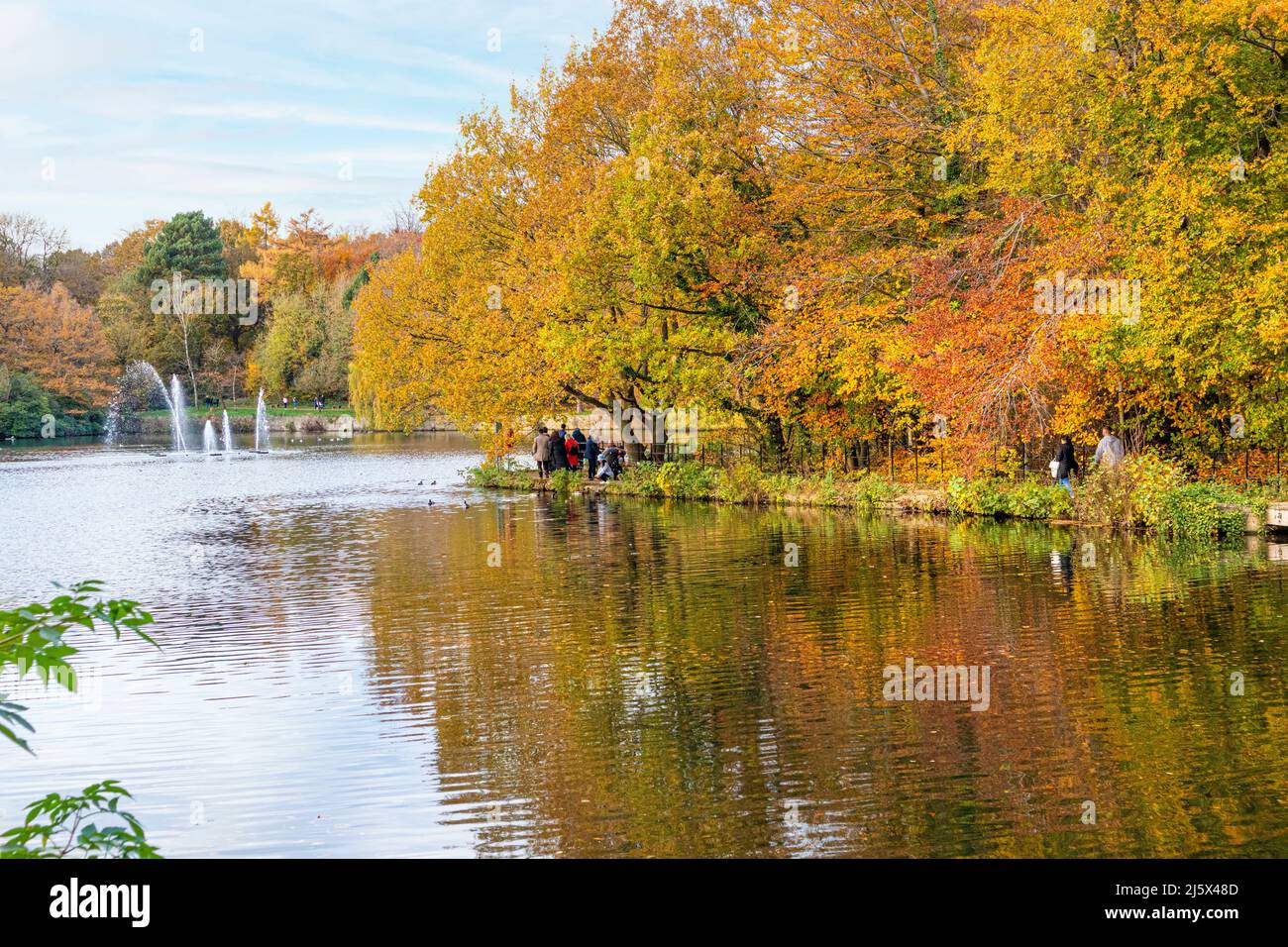 Der Upper Lake im Herbst im Roundhay Park, Leeds, Yorkshire, England Stockfoto