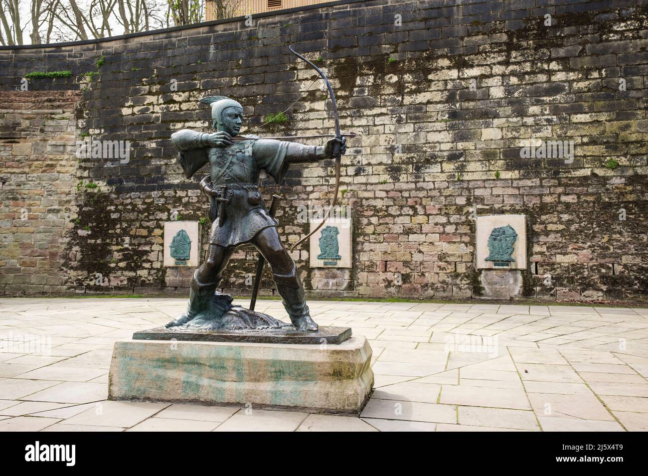 Statue des legendären Outlaw Robin Hood vor den Burgmauern in Nottingham, Nottinghamshire, England, Großbritannien Stockfoto