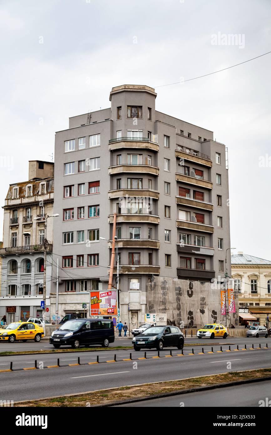 Hauptstraße und karge Architektur Apartmentblock in der Innenstadt von Bukarest, Hauptstadt von Rumänien, Mitteleuropa Stockfoto