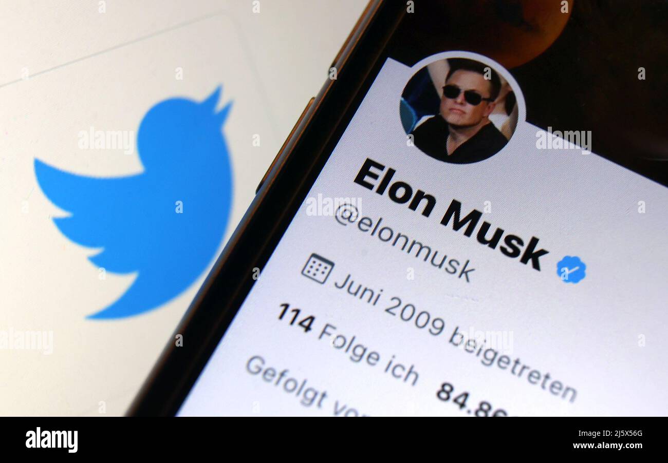 Kempten, Deutschland. 26. April 2022. ILLUSTRATION - Elon Musks Twitter-Account ist vor dem Logo der Twitter-News-Plattform zu sehen. Twitter steuert auf die Übernahme durch den Tech-Milliardär Elon Musk zu. Quelle: Karl-Josef Hildenbrand/dpa/Alamy Live News Stockfoto