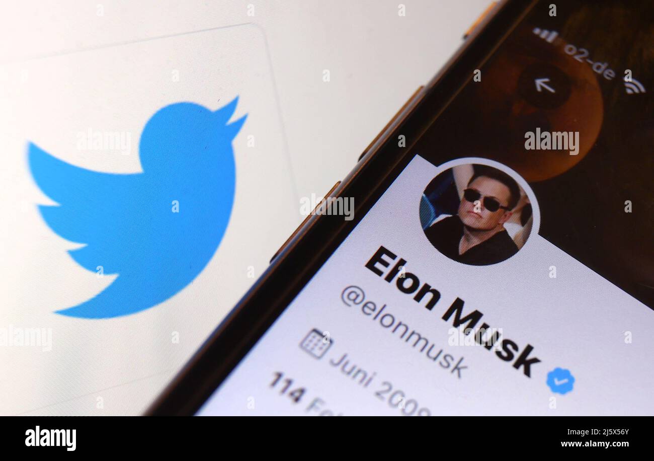 Kempten, Deutschland. 26. April 2022. ILLUSTRATION - Elon Musks Twitter-Account ist vor dem Logo der Twitter-News-Plattform zu sehen. Twitter steuert auf die Übernahme durch den Tech-Milliardär Elon Musk zu. Quelle: Karl-Josef Hildenbrand/dpa/Alamy Live News Stockfoto