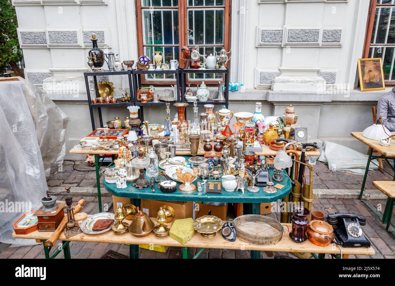 Tisch mit einer Ausstellung von Bric-a-brac zum Verkauf auf einem lokalen Flohmarkt am Straßenrand in Bukarest, Hauptstadt von Rumänien, Mitteleuropa Stockfoto