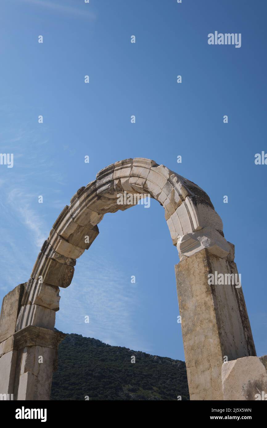 Ein gutes Beispiel für ein syrisches Arch-Design, an einem Eingang mit Blick auf den Agora-Abschnitt. An der antiken griechischen, römischen archäologischen Stätte Ephesus. In Selçuk, Stockfoto