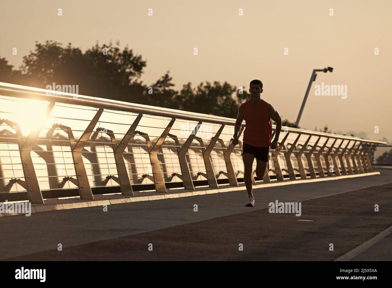 Athletic fit man Runner laufen am Abend auf der Promenade, laufen Stockfoto