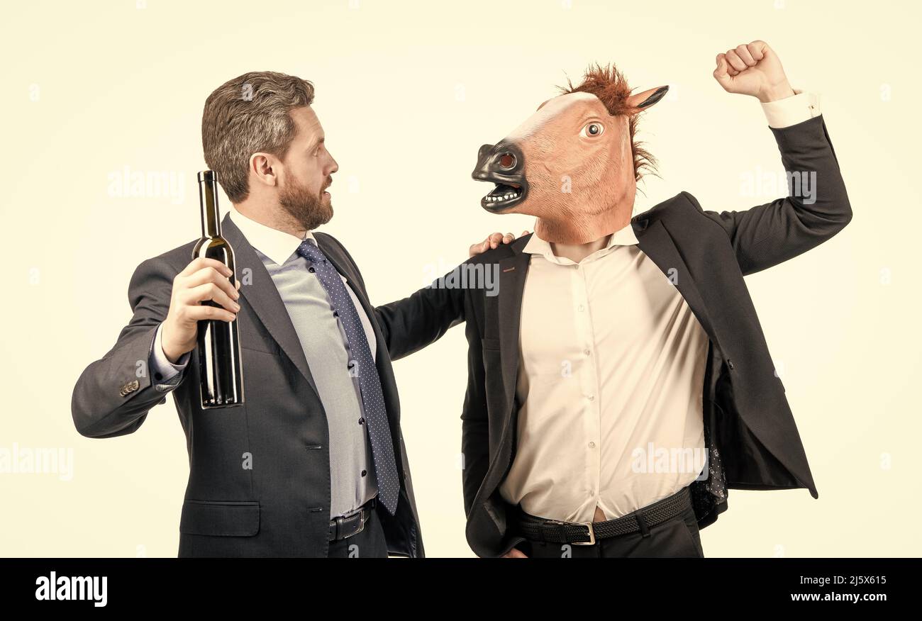 Geschäftsmann in Pferdekopfmaske Punsch betrunkenen Mann auf Firmenparty isoliert auf weiß, Konflikt Stockfoto