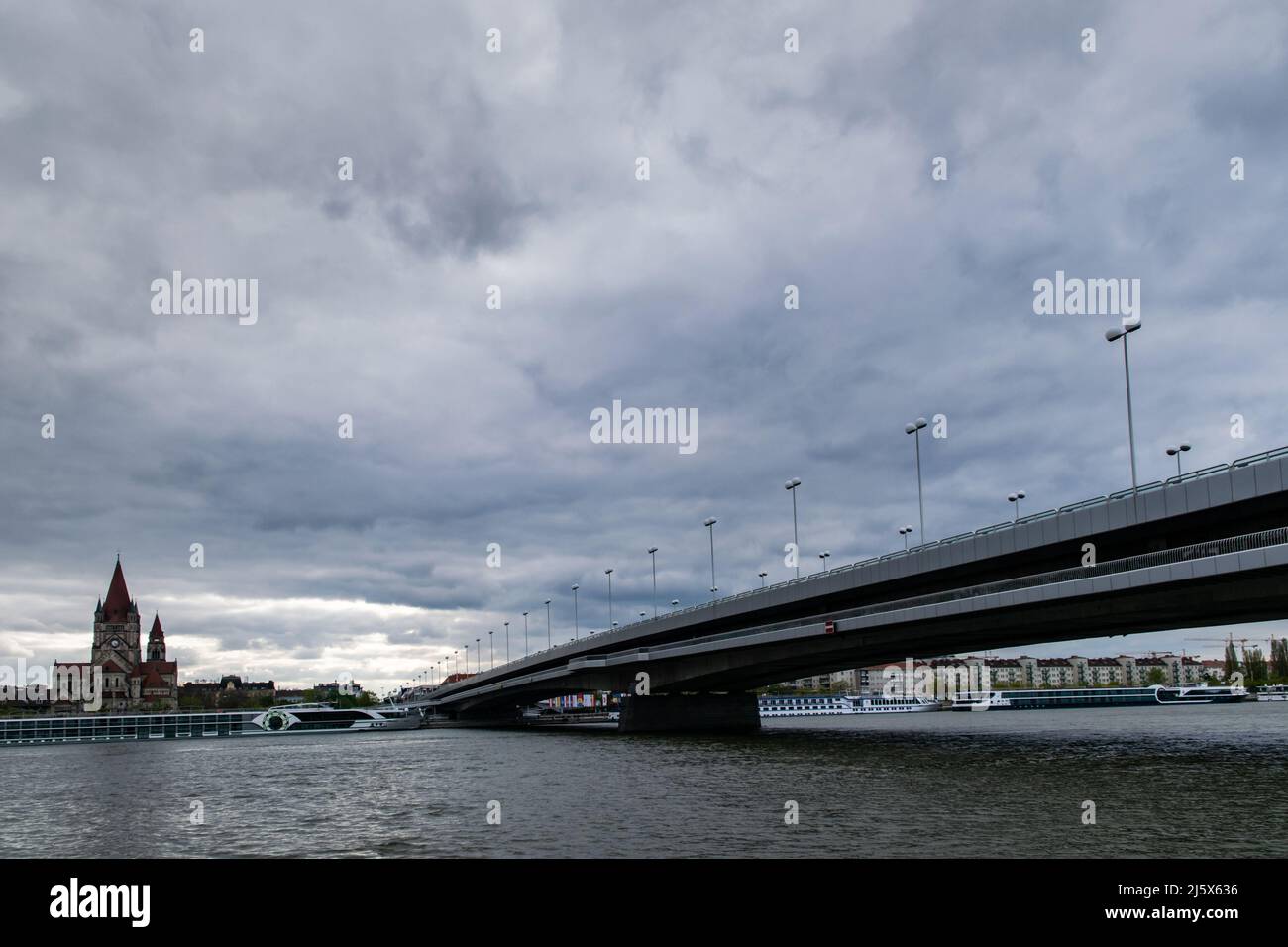 Reichsbrücke über die Donau, Wien Stockfoto