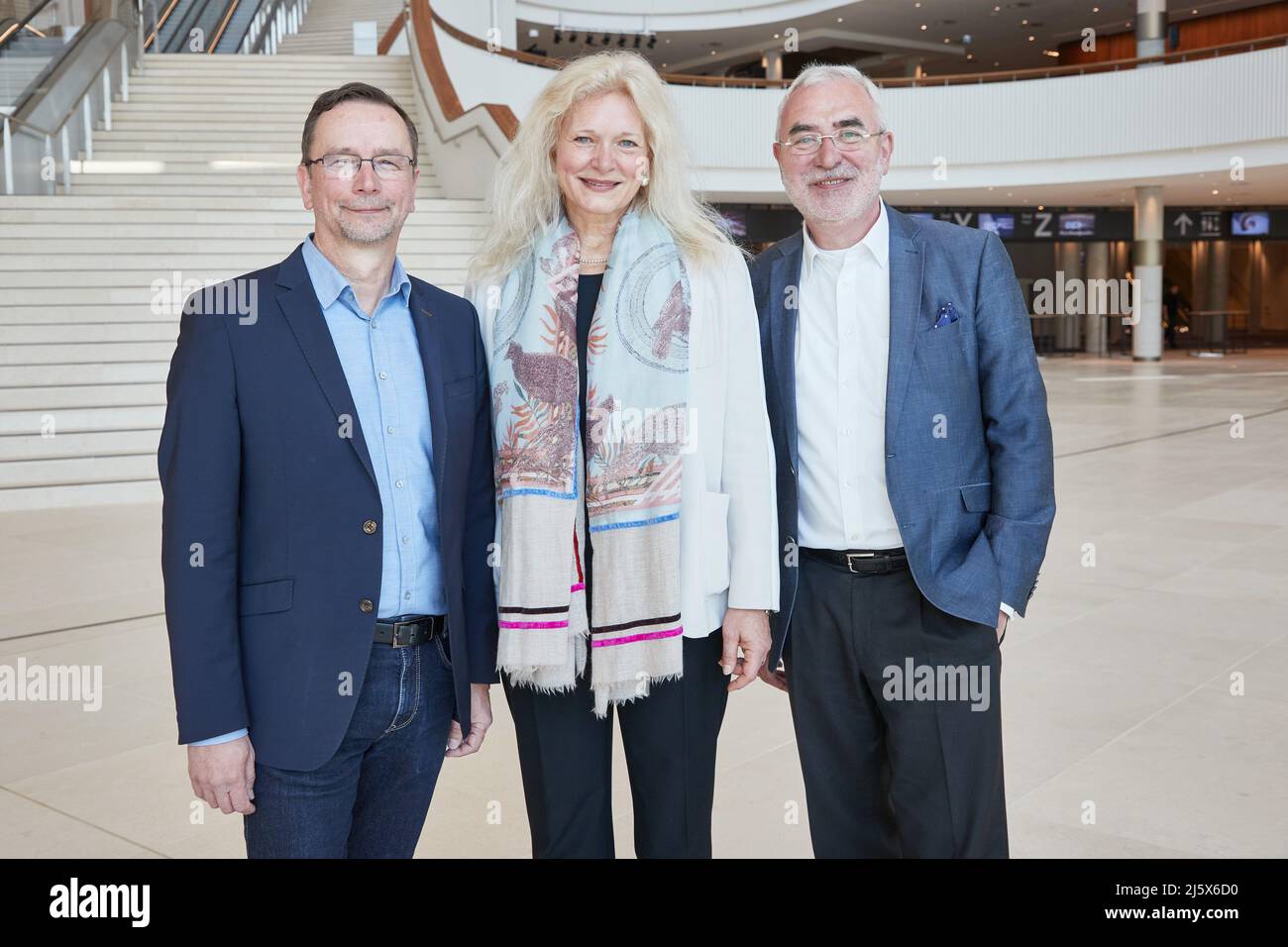 Hamburg, Deutschland. 26. April 2022. Hartmut Hofmann (l-r), Produktionsleiter, Heike Mahmoud, Chief Operatives Officer von CCH, und Bernd Aufderheide, Vorsitzender der Geschäftsführung der Hamburg Messe und Congress GmbH, stehen im Eingangsbereich Ost bei einer Pressekonferenz durch das Congress Centrum Hamburg (CCH). Am 29. April 2022 findet nach umfangreichen Renovierungsarbeiten die offizielle Eröffnung des neuen CCH - Congress Center Hamburg statt. Quelle: Georg Wendt/dpa/Alamy Live News Stockfoto