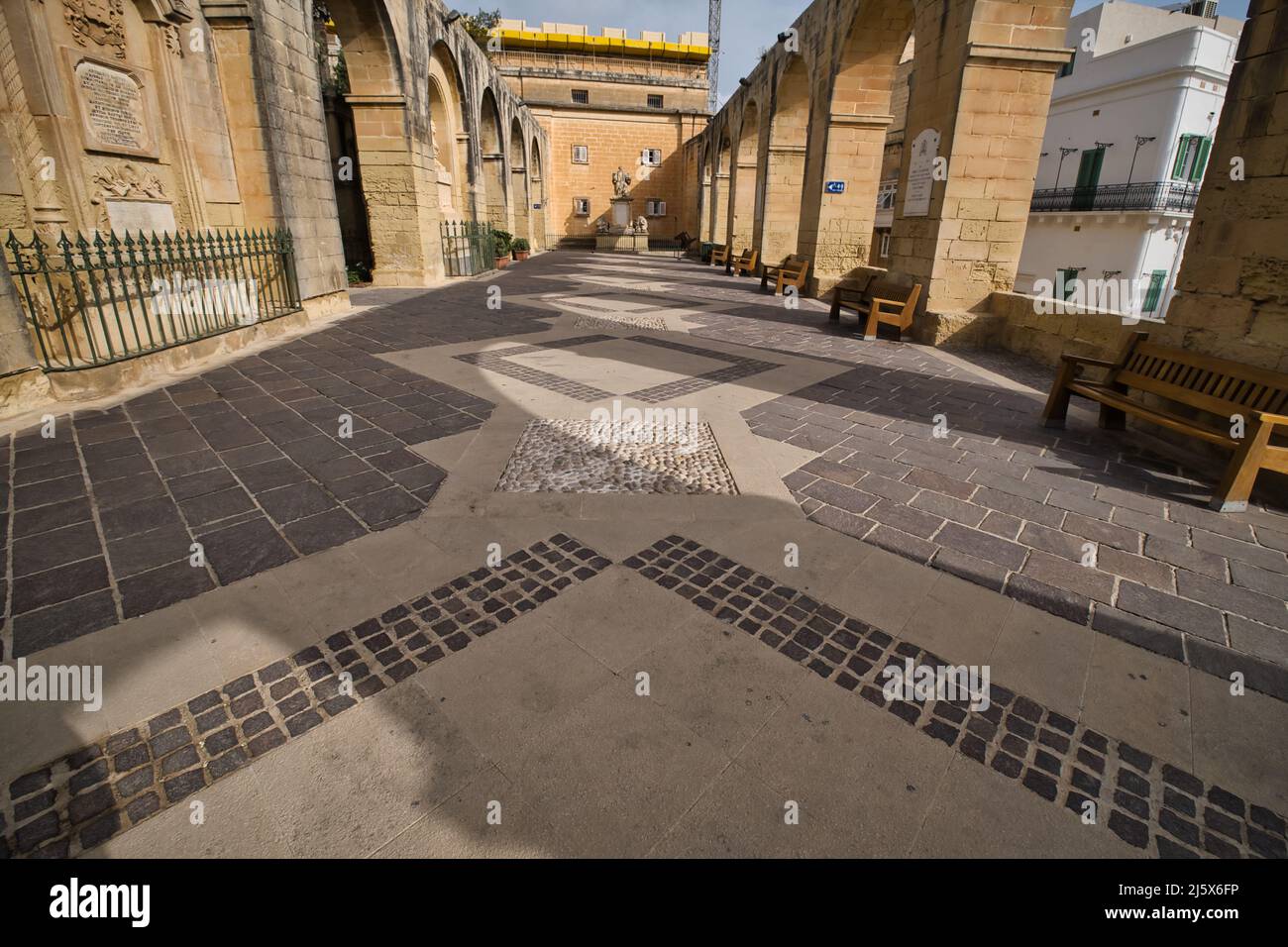 Arkaden in den Gärten der oberen Barrakka in La Valletta Stockfoto