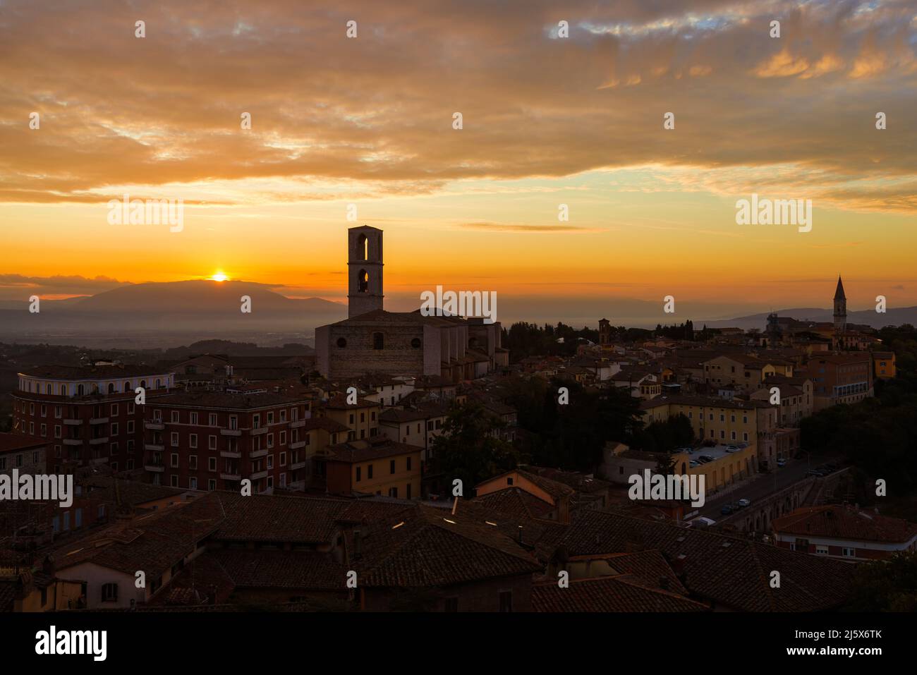 Schöner Morgenhimmel mit Morgennebel über der Altstadt von Perugia, mit mittelalterlichen Glockentürmen und umbrischen Landschaften im Hintergrund Stockfoto