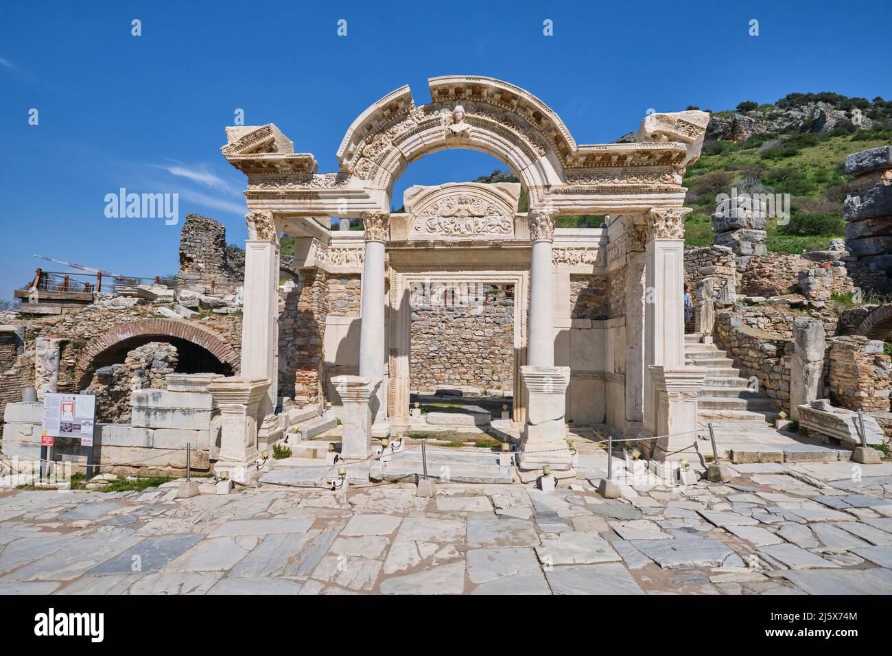 Ein klassischer syrischer Bogen, Teil der ausgewogenen Fassade des Hadrianstempels. An der antiken griechischen, römischen archäologischen Stätte Ephesus. In Selçuk Bietet İzmir Stockfoto