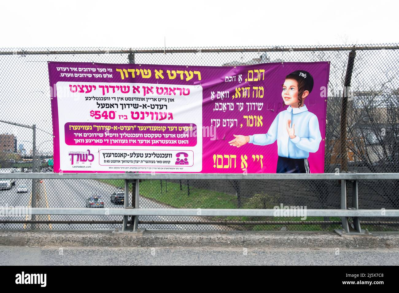 Ein jiddisches Schild, das die Dienste eines Matchmaker anwirbt. In Williamsburg, Brooklyn, NY, einem ultra-orthodoxen jüdischen Viertel. Stockfoto