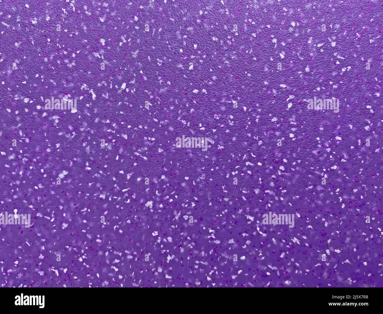 Abstrakter Hintergrund: Nahaufnahme einer violetten Kunststofftafel mit weißen Flecken Stockfoto