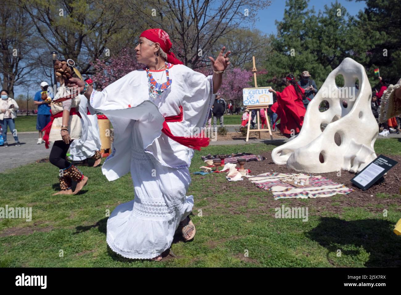 Die Tänzer der mexikanischen Tanzgruppe Calpulli bedanken sich bei der Feier des Jahrestages der Escuelita en Casa für die Erde. In Queens, Nw York City. Stockfoto