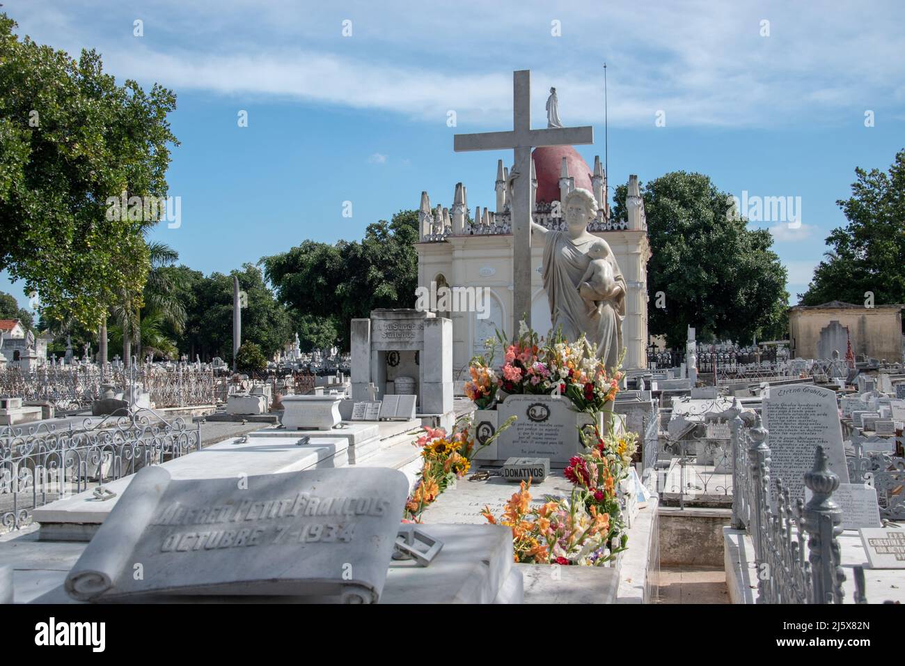 Das berühmteste Grab auf dem Friedhof von Colon (und sicherlich das am meisten besuchte) ist das von La Milagrosa (die wundersame Dame), Amelia Goyri de ADOT. Das ceme Stockfoto