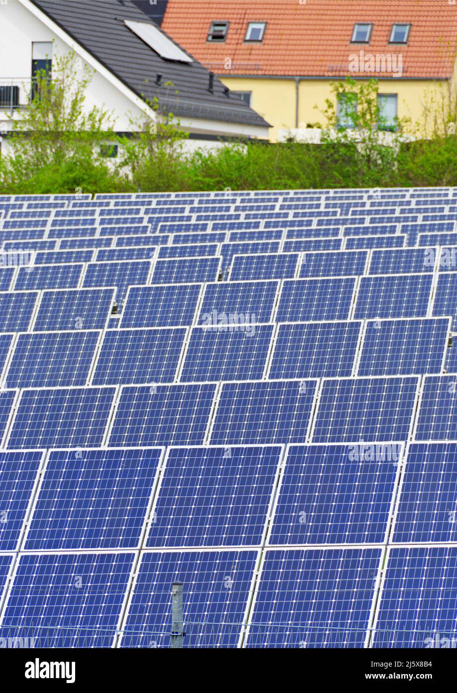 Modernes Solarkraftwerk am Rande eines Wohngebietes, Hochformat Stockfoto