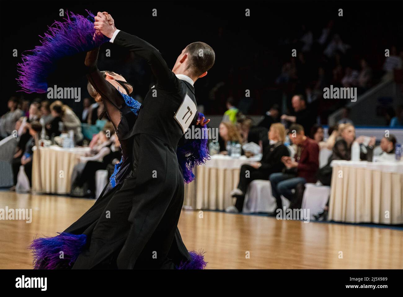 Paar Tänzer tanzen Walzer im Tanzwettbewerb Stockfoto