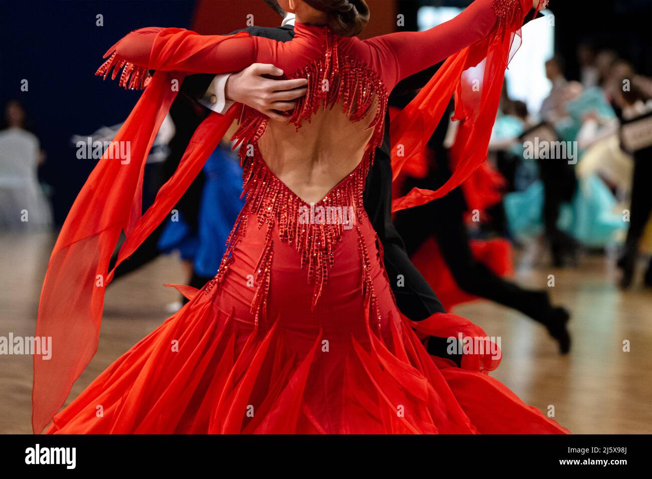 Nahaufnahme weibliche Tänzerin im roten Ballkleid Stockfoto