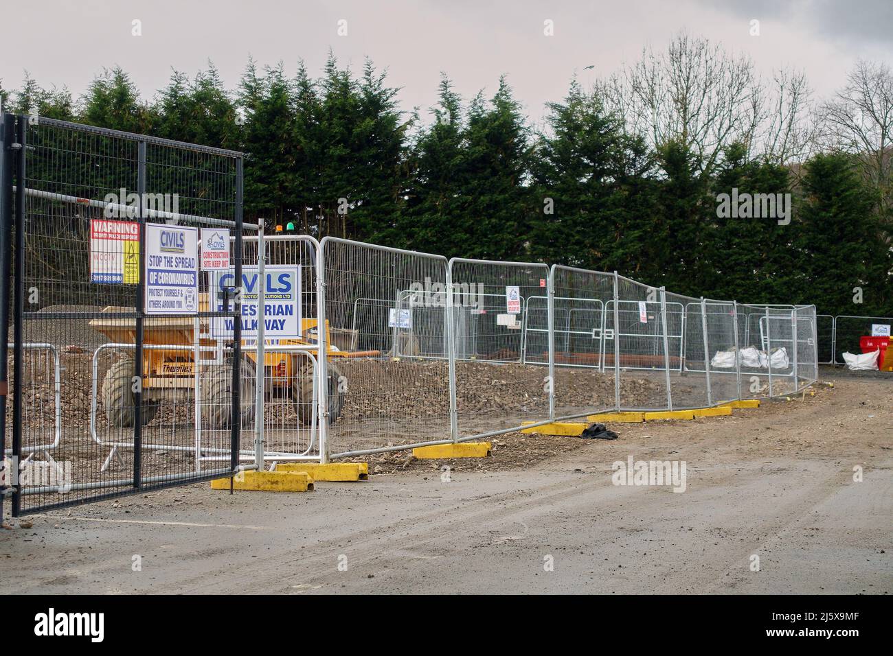 Temporäre Sicherheitszäune bei der Entwicklung von McCarthy und Stone in Kendal, Cumbria, Großbritannien. McCarthy und Stone sind bekannt für den Bau von Seniorenwohnungen Stockfoto