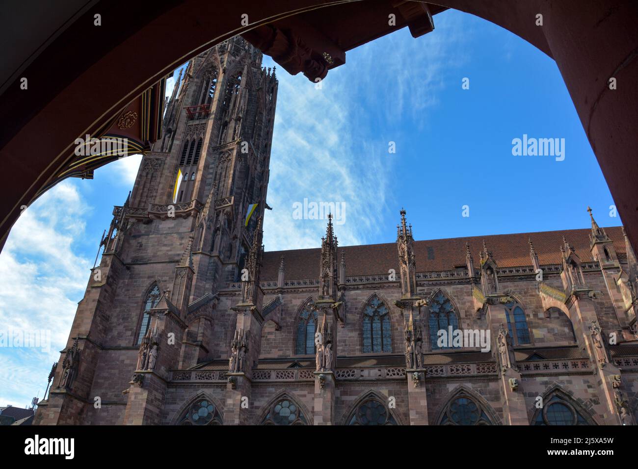 Blick durch den steinernen Bogen der Historischen Kaufmannshalle zum Münster in der Freiburger Innenstadt im Breisgau, Schwarzwald, Baden Württ Stockfoto