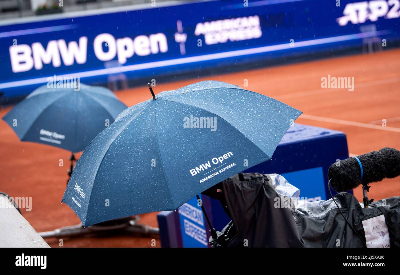 München, Deutschland. 26. April 2022. Tennis: ATP Tour - München, Herren,  1. Runden. Regenschirme schützen die TV-Kameras auf dem Platz vor Regen.  Das Turnier wurde aufgrund von Regen unterbrochen. Quelle: Sven  Hoppe/dpa/Alamy