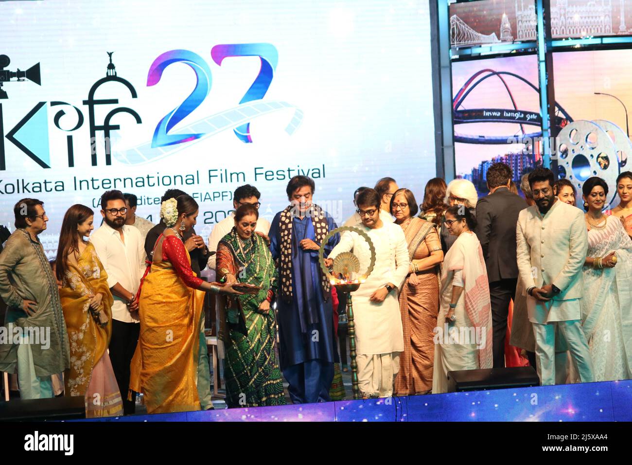 Kalkutta, Indien. 25. April 2022. Chief Minister Mamata Banerjee, Schauspieler M P Dev, Schauspieler Prosenjit Chatterjee, Bollywood-Filmschauspieler und TMC-Abgeordneter Shatrughan Sinha mit Frau Poonam Sinha, Schauspielerin Nusrat Jahan, Schauspielerin Koyal Mallick, Babul Supriyo, Raj Chakraborty während der Eröffnungsfeier des Internationalen Filmfestivals 27. in Nazrul Mancha am 25. April, 2022 in Kalkutta, Indien. (Foto von Dipa Chakraborty/Pacific Press) Quelle: Pacific Press Media Production Corp./Alamy Live News Stockfoto