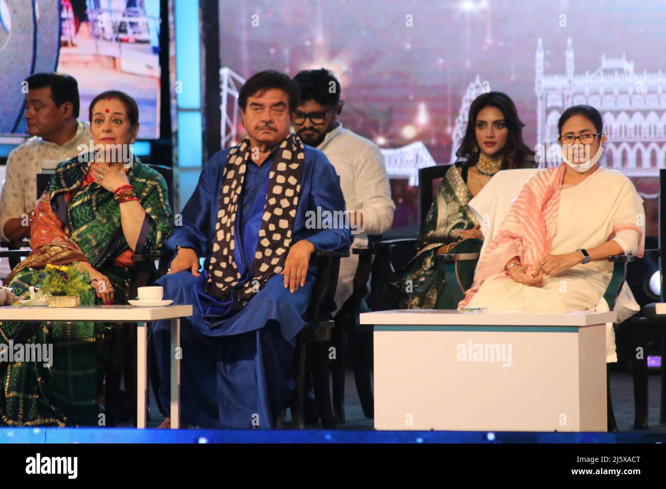 Die Chefministerin Mamata Banerjee interagiert am 25. April 2022 in Kalkutta, Indien, mit dem Bollywood-Filmschauspieler und dem TMC-Abgeordneten Shatrughan Sinha, der Schauspielerin Nusrat Jahan und anderen während des Internationalen Filmfestivals 27. in Nazrul Mancha. Der Chief Minister sagte nach der Eröffnung des Festivals. Sie sagte, dass 163 Filme aus 40 Ländern an sieben Tagen an 10 Veranstaltungsorten gezeigt werden würden.das Festival begann mit einem 10-minütigen Programm, das der legendären Filmemacherin Satyajit Ray Tribut zollt, deren 100.-jähriges Jubiläum in diesem Jahr gefeiert wird. Der Eröffnungsfilm war eines seiner Meisterwerke Stockfoto