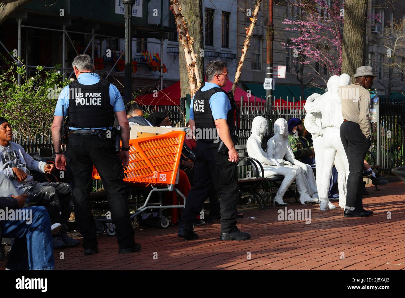 United States Park Police am Stonewall National Monument im Stadtteil Greenwich Village in New York, 22. April 2022. Stockfoto