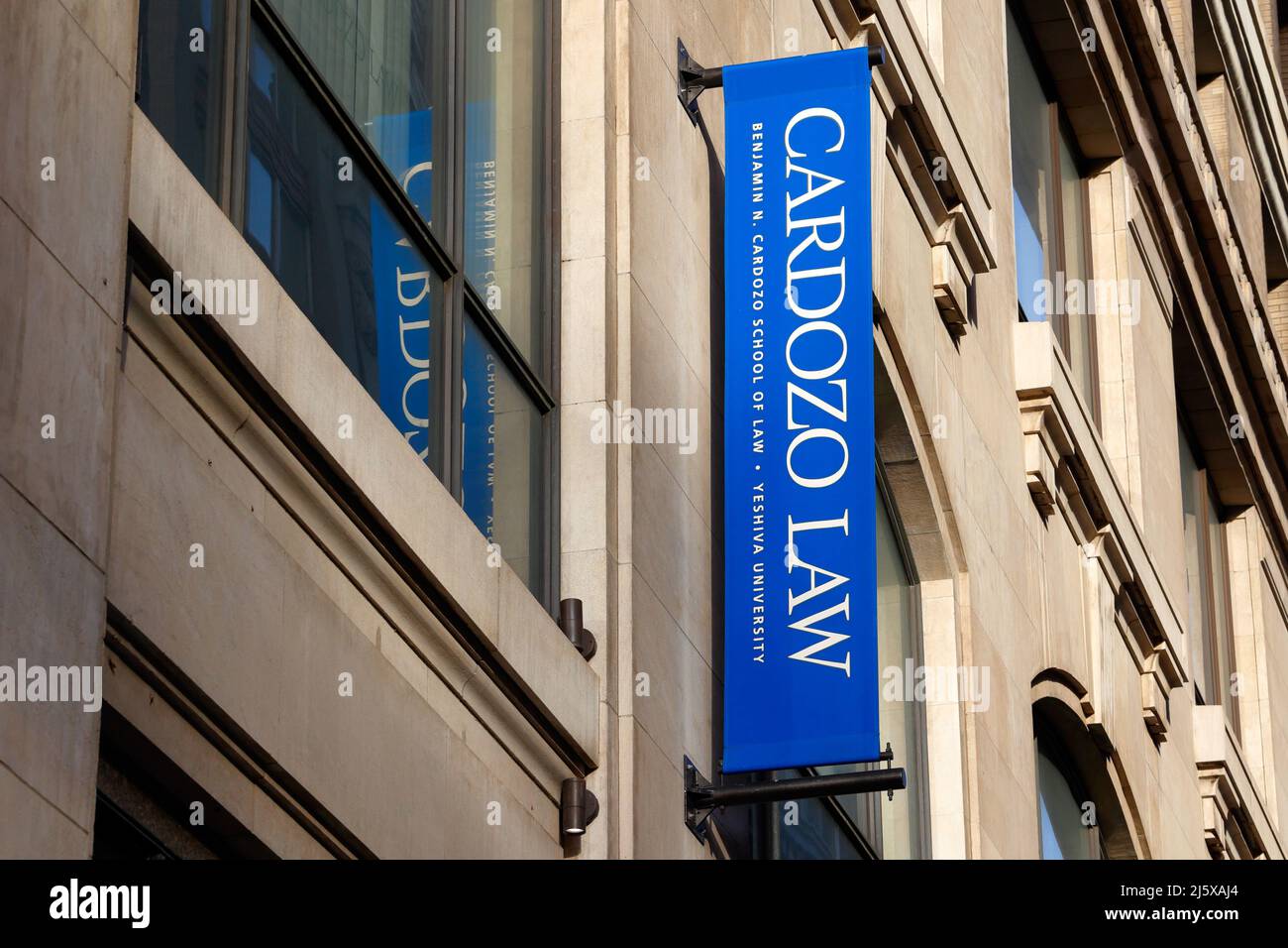 Ein Banner der Cardozo Law School auf der Seite eines Gebäudes in New York, NY. Stockfoto