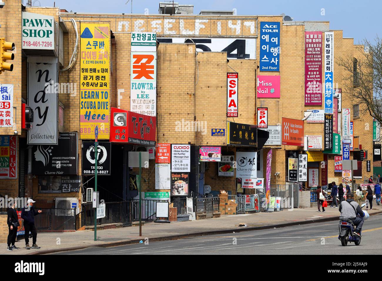 Koreanische und chinesischsprachige Schilder, die Unternehmen auf der Union Street in der Nähe des Northern Blvd in der Innenstadt von Flushing, Queens County, New York, NY, schmücken. Stockfoto