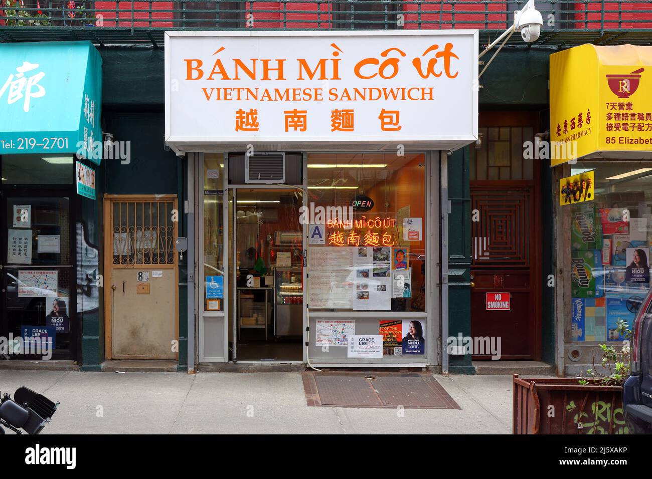 Banh Mi Co Ut, 83 Elizabeth St, New York, NYC Schaufensterfoto eines vietnamesischen Sandwich-Shops in Manhattan, Chinatown. Bánh Mì Cô Út Stockfoto
