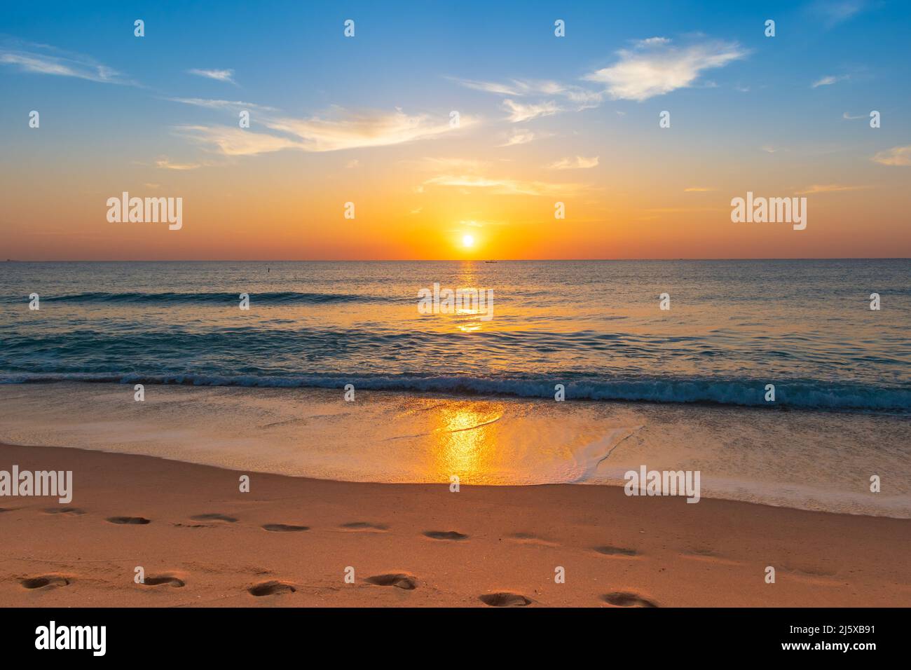 Atemberaubender Sonnenaufgang und Strandlandschaft. Stockfoto