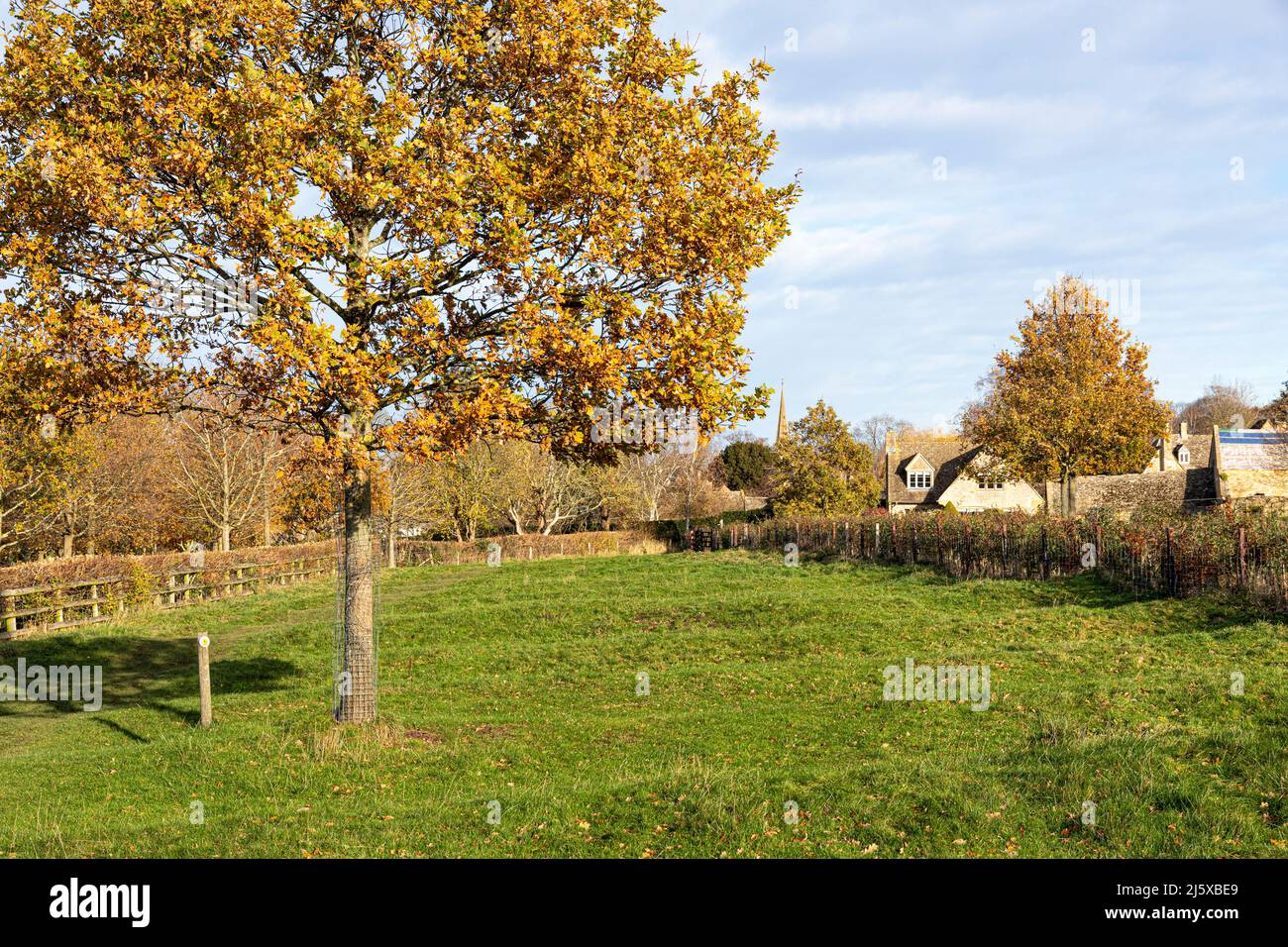 Annäherung an das Cotswold-Dorf Stanton im Herbst entlang des Cotswold Way National Trail, Gloucestershire, England Stockfoto