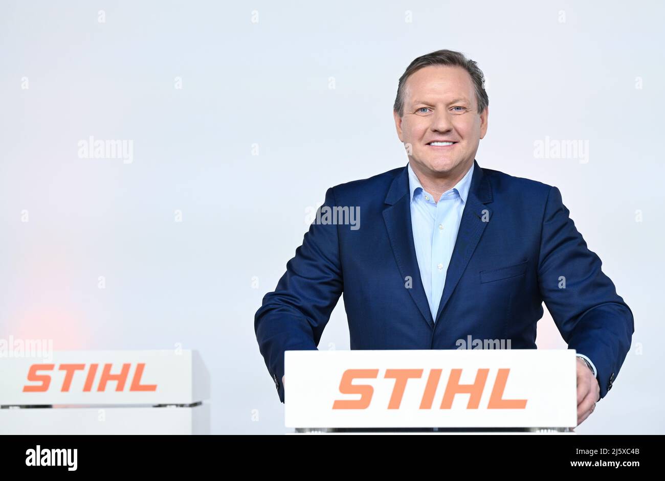 Waiblingen, Deutschland. 26. April 2022. Michael Traub, der neue CEO des Kettensägen- und Gartenwerkzeugherstellers Stihl, steht während der Jahrespressekonferenz auf einem Rednerpult mit dem Firmenlogo. Quelle: Bernd Weißbrod/dpa/Alamy Live News Stockfoto