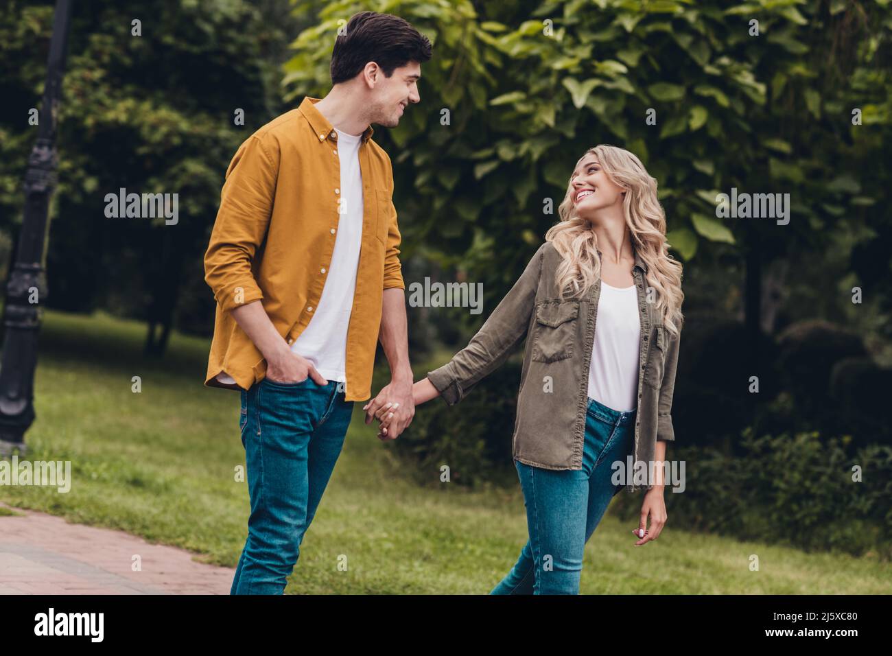 Porträt von attraktiven fröhlich amorous Paar Leben Partner Ehegatten treffen verbringen Freizeit Spaziergang im Freien Stockfoto