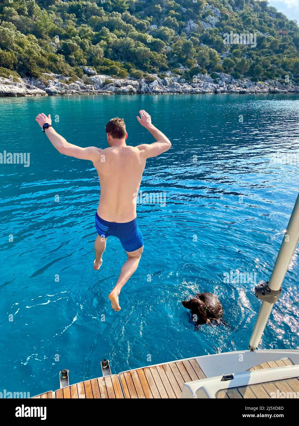 Segeln in der Türkei und Schwimmen mit einem Hund Stockfoto