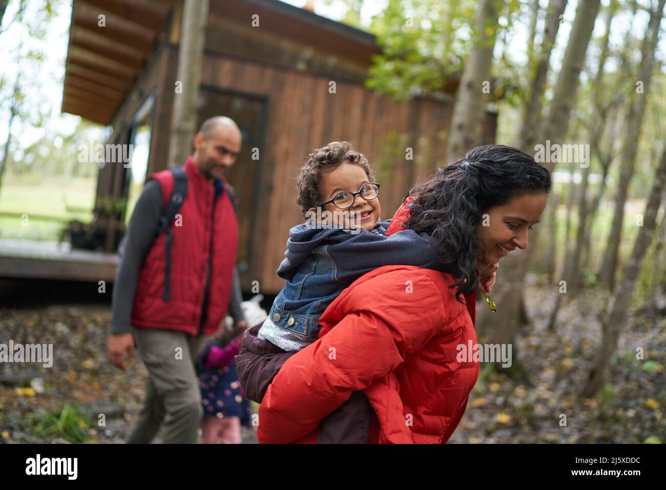 Portrait Mutter Huckepack Sohn auf Wanderung im Wald Stockfoto