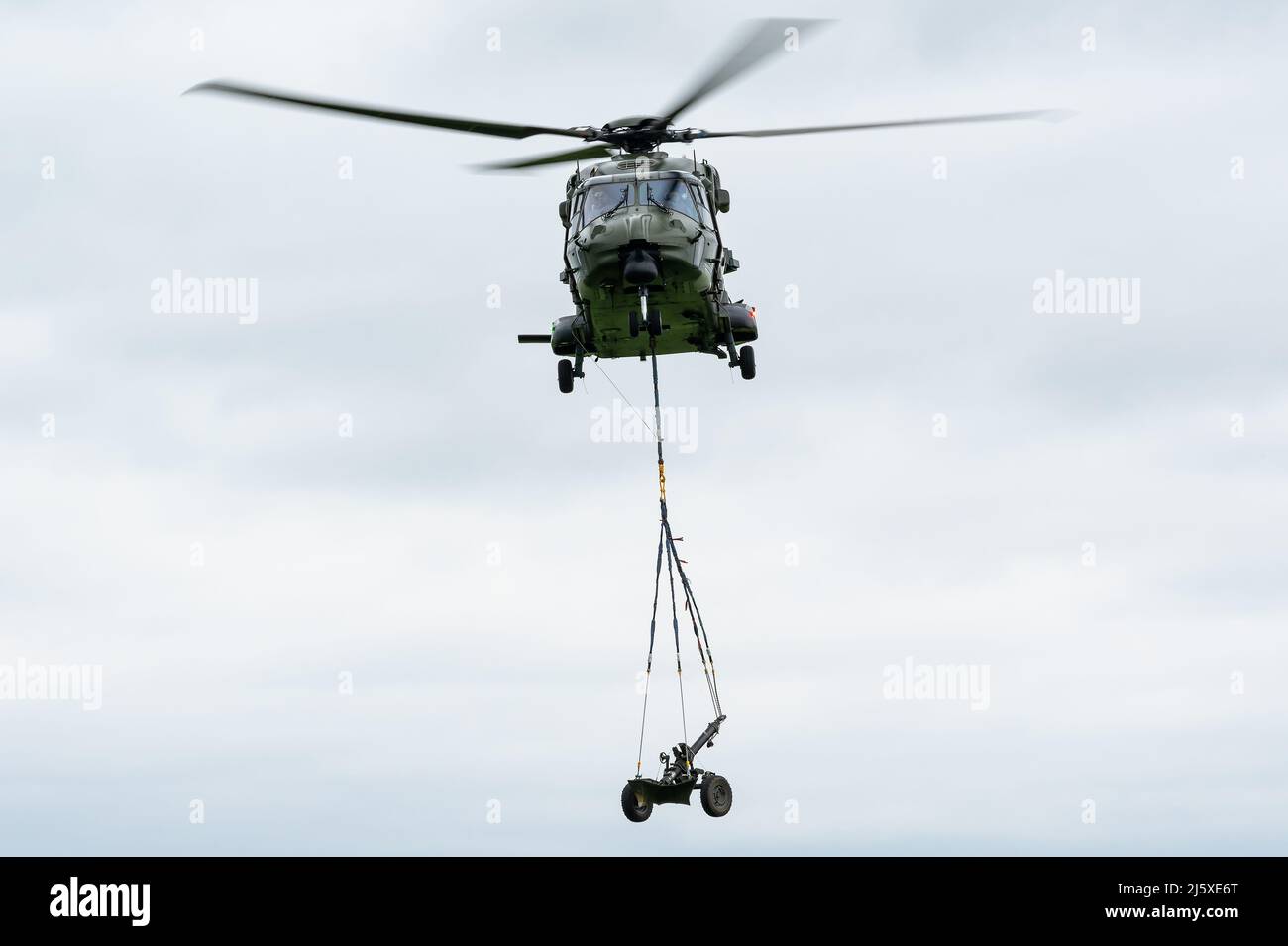 Ein NHIndustries NH90 TTH-Hubschrauber der belgischen Luftwaffe, der während einer militärischen Übung Schleuderlasten durchführt. Stockfoto