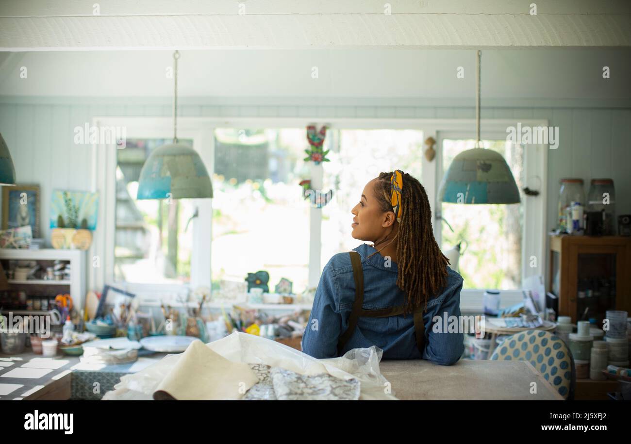 Junge Künstlerin im Kunststudio Stockfoto