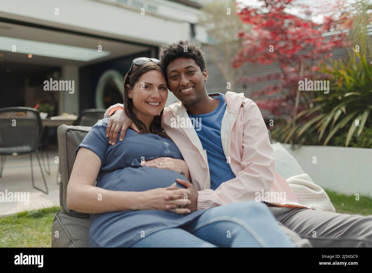 Portrait glücklich schwanger paar auf der Terrasse Stockfoto
