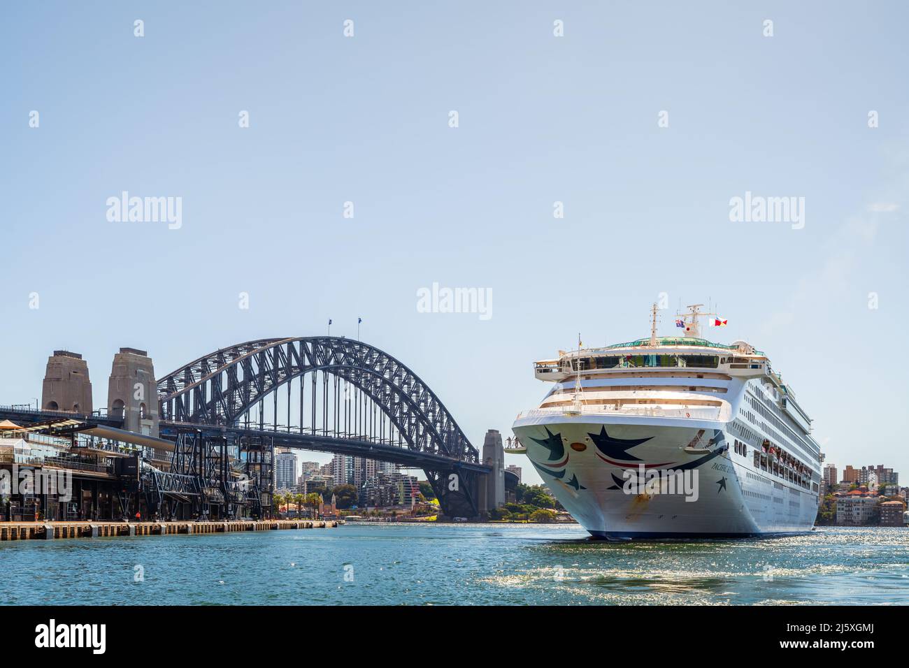 Sydney, Australien - 19. April 2022: Das Pacific Explorer-Schiff wird nach seinem Triumpfe vom Hafen von Sydney zum White Bay Cruise Terminal gezerrt Stockfoto