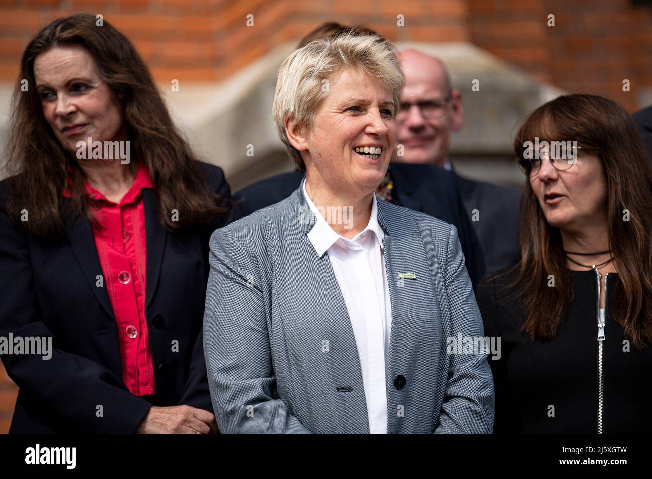 Prenzlau, Deutschland. 26. April 2022. Susanne Hoffmann (CDU, l-r). Justizministerin Karina Dörk (CDU), Landrätin des Landkreises Uckermark, und Katrin lange (SPD), Ministerin für Finanzen und Europa, versammeln sich vor der Bezirksverwaltung in Prenzlau zu einem Foto. Das Brandenburgische Landeskabinett trifft sich mit der Verwaltungsleitung der Uckermark-Kreisverwaltung in Prenzlau. Quelle: Fabian Sommer/dpa/Alamy Live News Stockfoto