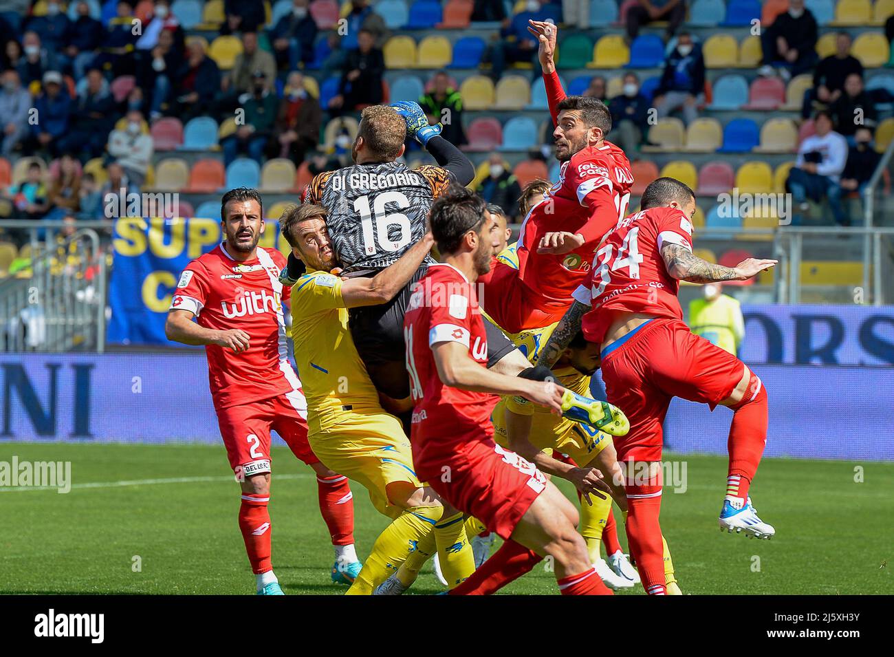 Frosinone, Italien. 25. April 2022. Michele Di Gregorio von AC Monza während des Fußballspiels der Serie B, Stadio Benito Stirpe, Frosinone gegen Monza, im Stadio Benito Stirpe Stadion, Frosinone Stadt, Italien. 25. April 2022 (Foto von AllShotLive/Sipa USA) Quelle: SIPA USA/Alamy Live News Stockfoto