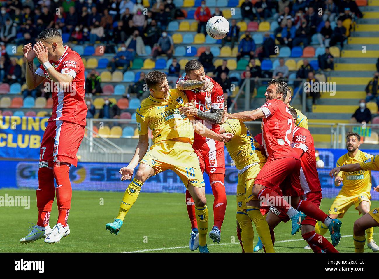 Frosinone, Italien. 25. April 2022. Andrija Novakowitsch von Frosinone Calcio und Luca Marrone von AC Monza während des Fußballspiels der Serie B, Stadio Benito Stirpe, Frosinone gegen Monza, im Stadio Benito Stirpe Stadion, Frosinone Stadt, Italien. 25. April 2022 (Foto von AllShotLive/Sipa USA) Quelle: SIPA USA/Alamy Live News Stockfoto