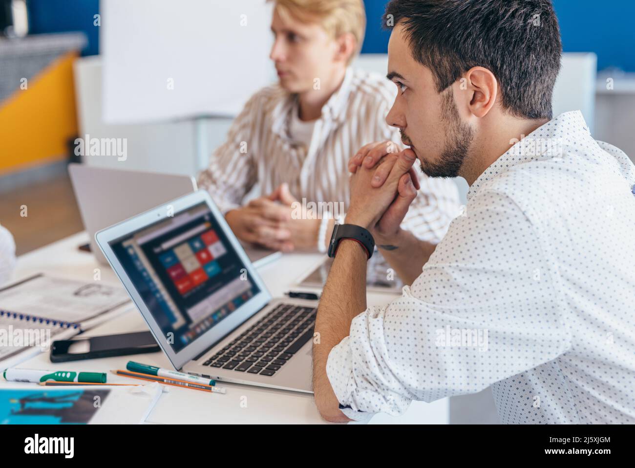 Team Young Professionals, die im Büro diskutieren. Stockfoto