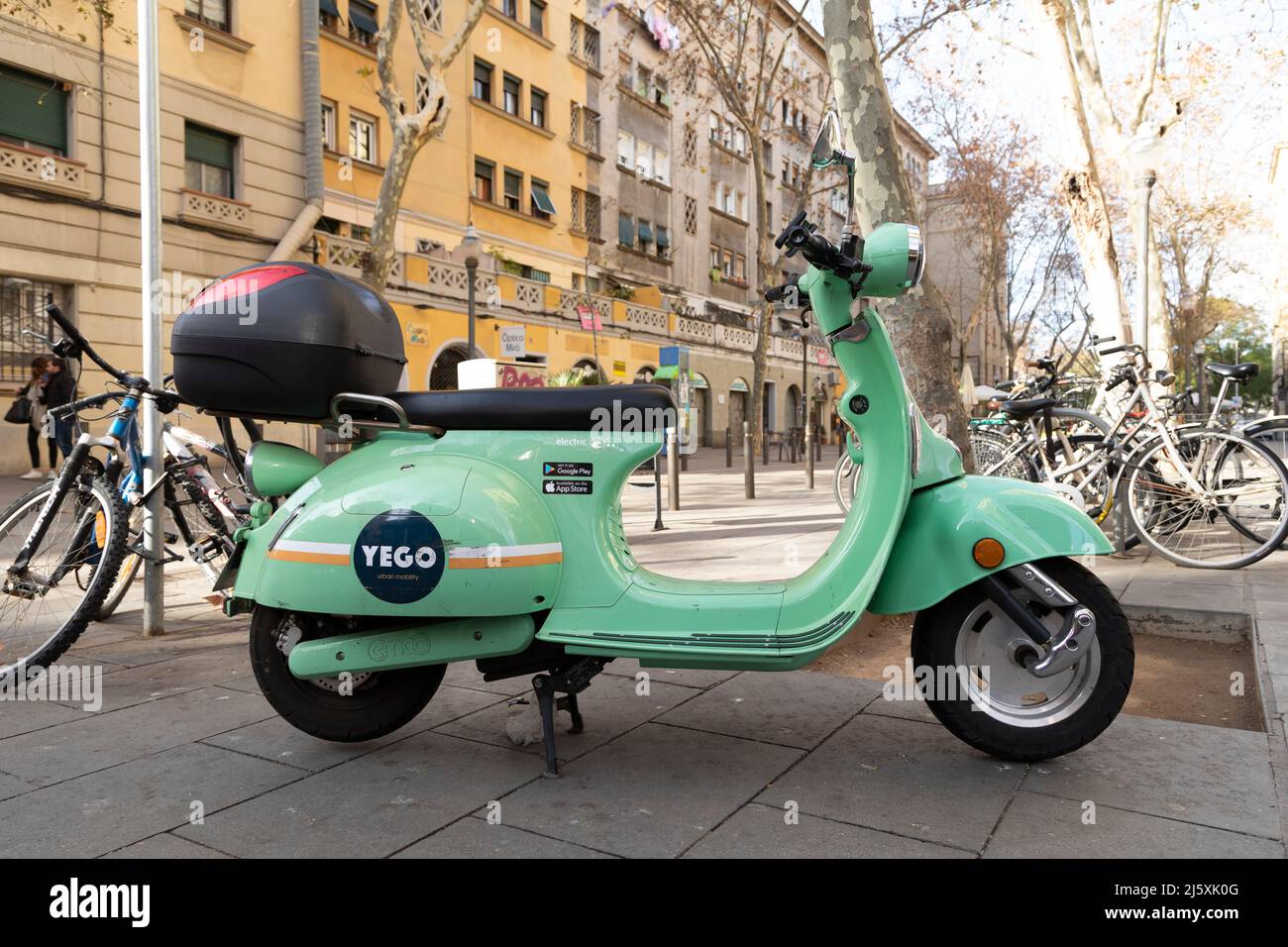 Urban scooter barcelona catalonia spain Stockfotos und -bilder Kaufen -  Alamy