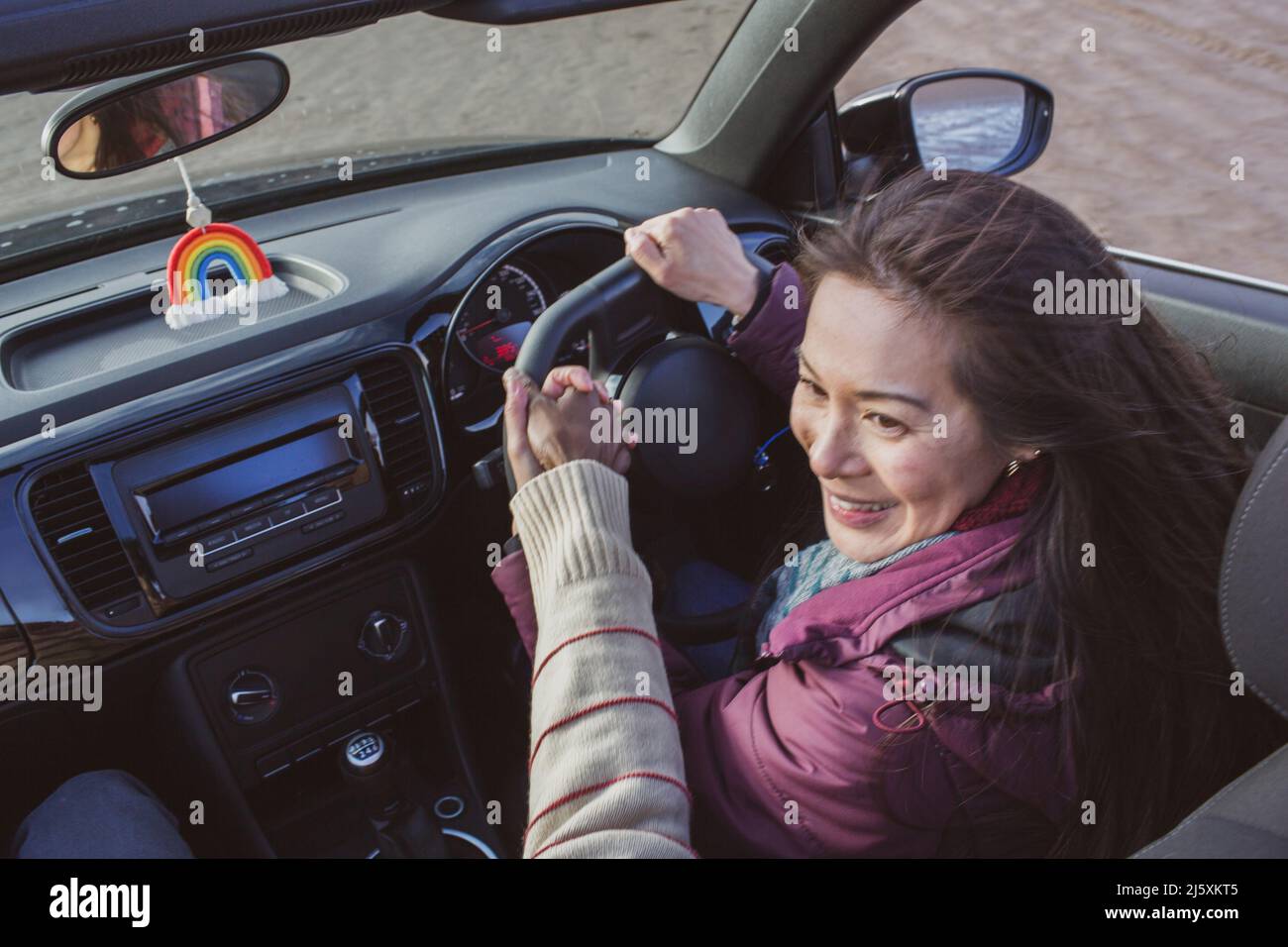 Glückliche Frau, die Cabrio fährt Stockfoto